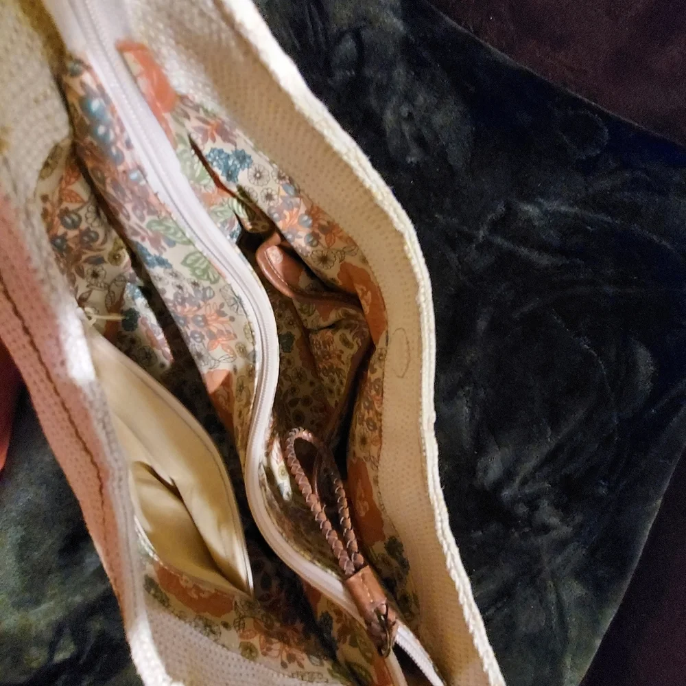 Handbag - Picture 2 of 3